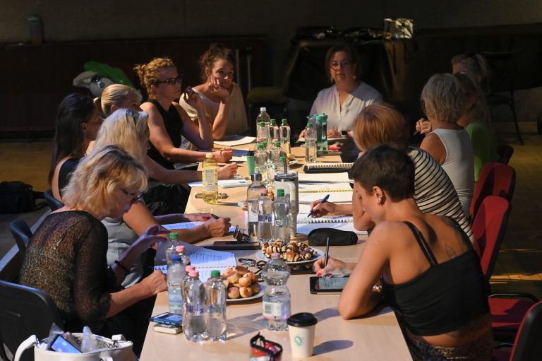 Rúdon táncolva az önelfogadás felé – különleges előadásra készül a Liliom Produkció