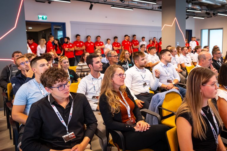 Új utakon a SZEngine: autót épít és önállóan indul a Formula Studentben a Széchenyi István Egyetem csapata