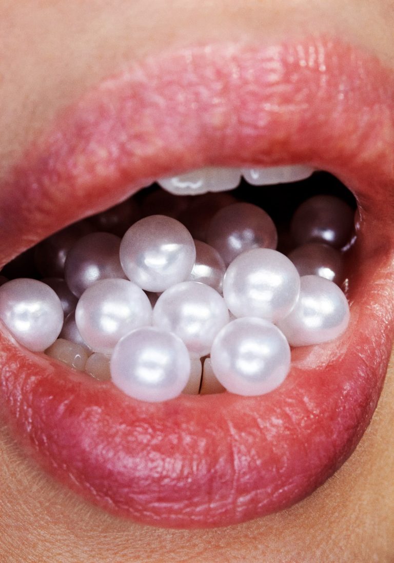 Vallomások a függőségről - Tombor Zoltán egyéni kiállítása a Capa Központban