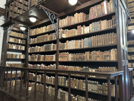 A múlt kincsei új otthonban - Biztonságos elhelyezést kap az ELTE páratlan könyvtári gyűjteménye