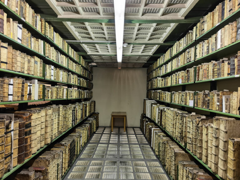 A múlt kincsei új otthonban - Biztonságos elhelyezést kap az ELTE páratlan könyvtári gyűjteménye