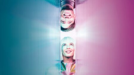 Futurisztikus vígjáték a szerelemről és a humorról Igazából komédia a Pesti Színházban