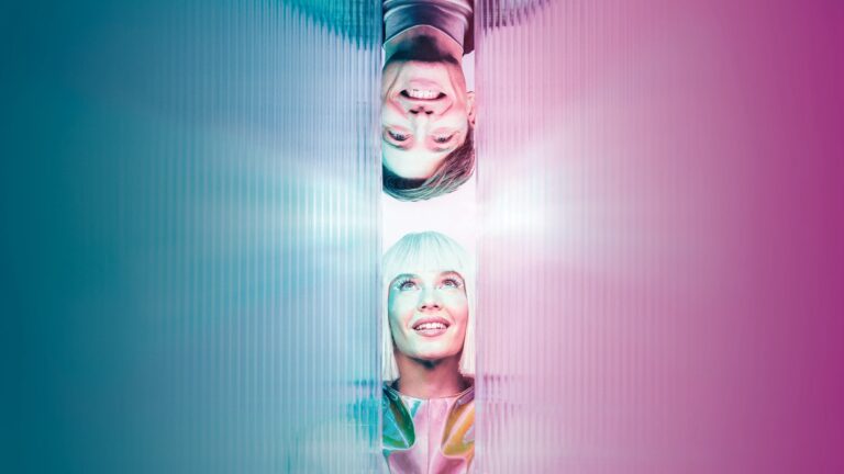 Futurisztikus vígjáték a szerelemről és a humorról Igazából komédia a Pesti Színházban