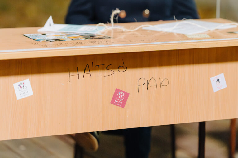 „Ha beülsz a hátsó padba és csendben maradsz, akkor átmehetsz kettessel”