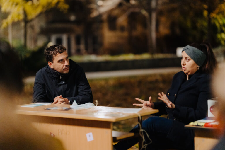 „Ha beülsz a hátsó padba és csendben maradsz, akkor átmehetsz kettessel”