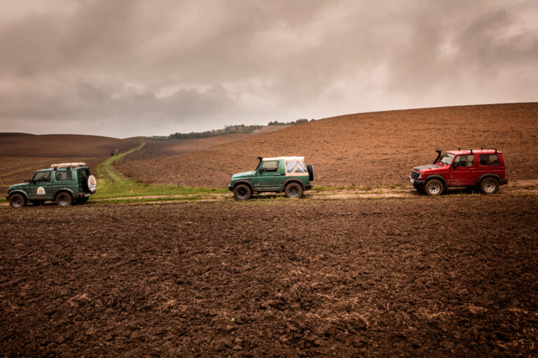 Sár, szél, csapat – újra hódít az analóg vezetés