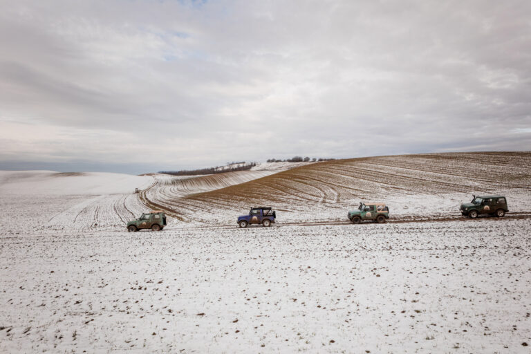 Sár, szél, csapat – újra hódít az analóg vezetés