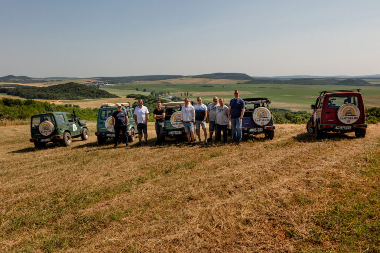 Sár, szél, csapat – újra hódít az analóg vezetés