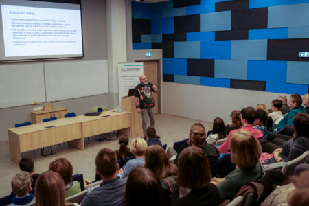 A mindennapi függőségek társadalmi hátteréről beszélt dr. Zacher Gábor a Széchenyi István Egyetem Zalaegerszegi Innovációs Parkjában A mindennapi függőségek társadalmi hátteréről beszélt dr. Zacher Gábor a Széchenyi István Egyetem Zalaegerszegi Innovációs Parkjában