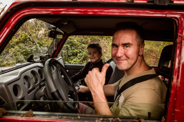 A vezetés és a természet hozza össze a generációkat – különleges családi élmény az Apa-Fia Terepjáró Program