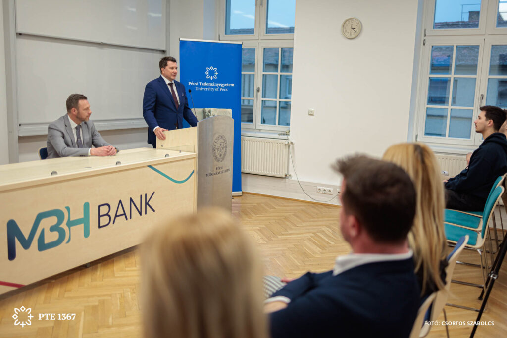 Az MBH Bank arculatát viselő új teremmel bővült a Pécsi Tudományegyetem Közgazdaságtudományi Kara Az MBH Bank arculatát viselő új teremmel bővült a Pécsi Tudományegyetem Közgazdaságtudományi Kara