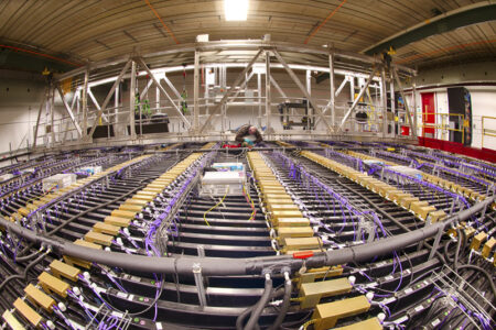 Két versenytárs összefogása hozott áttörést az antianyag rejtélyének kutatásában