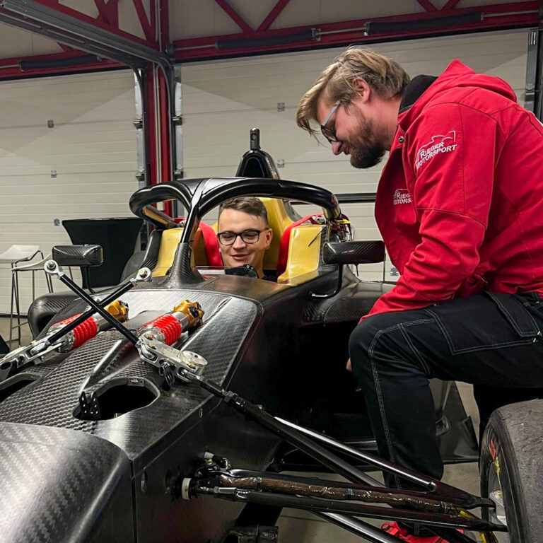 Sikerek Dortmundtól Prágáig: a világ élvonalába került a Széchenyi István Egyetem szimulátorcsapata