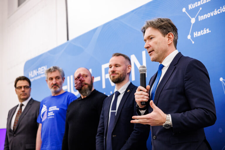 Új tudományos felfedezések a mesterséges intelligenciával: a kutatások reformját álmodták meg az AI Hackaton díjnyertes csapatai