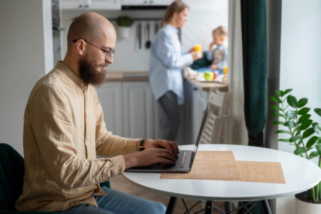 Fokozódik az irodai visszarendeződés: a cégek fele már szigorítja a home office szabályokat