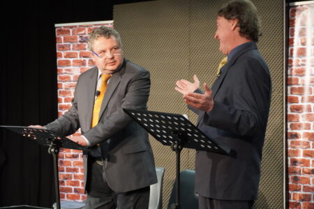 Telt házas sikerrel debütált a NEM GYALOG közéleti kabaré