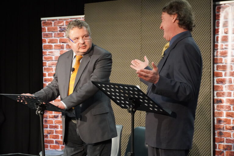 Telt házas sikerrel debütált a NEM GYALOG közéleti kabaré