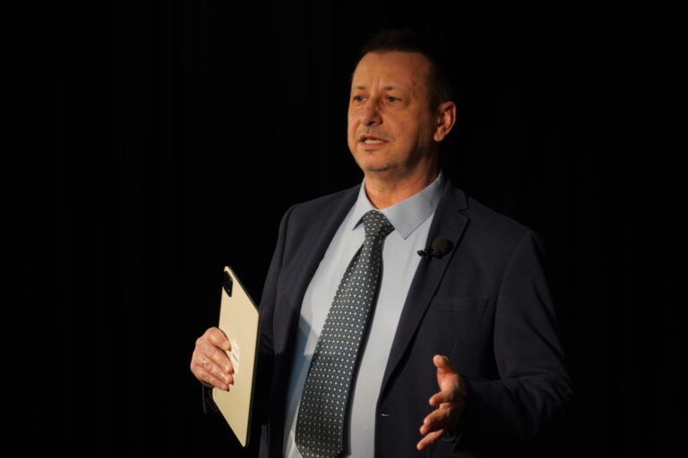 Telt házas sikerrel debütált a NEM GYALOG közéleti kabaré