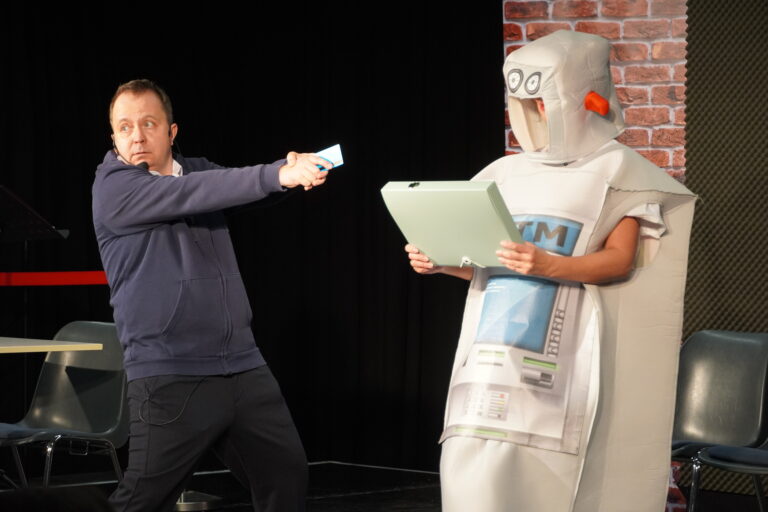 Telt házas sikerrel debütált a NEM GYALOG közéleti kabaré