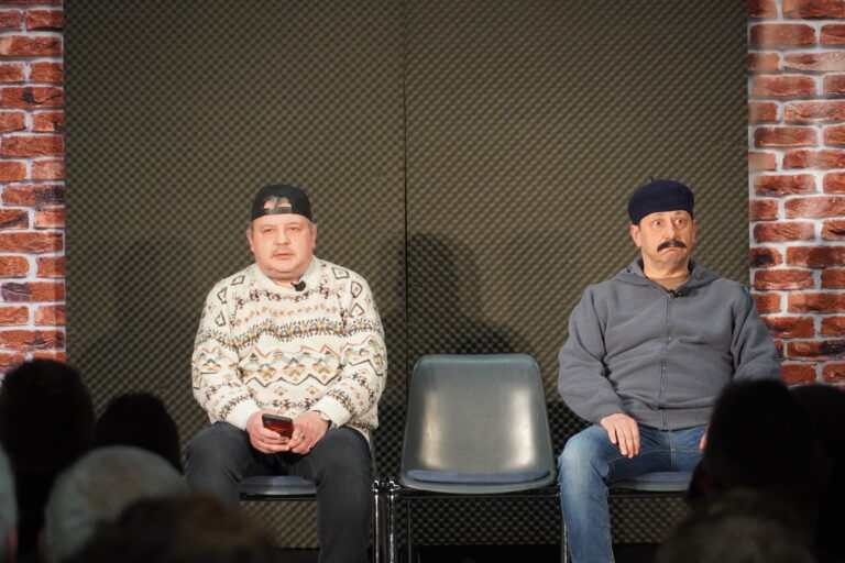 Telt házas sikerrel debütált a NEM GYALOG közéleti kabaré