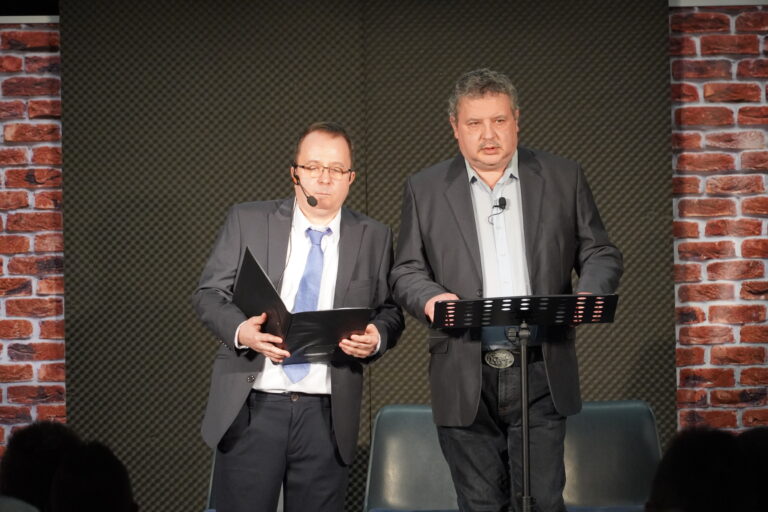 Telt házas sikerrel debütált a NEM GYALOG közéleti kabaré