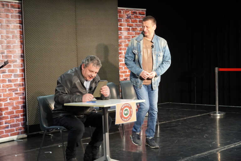 Telt házas sikerrel debütált a NEM GYALOG közéleti kabaré