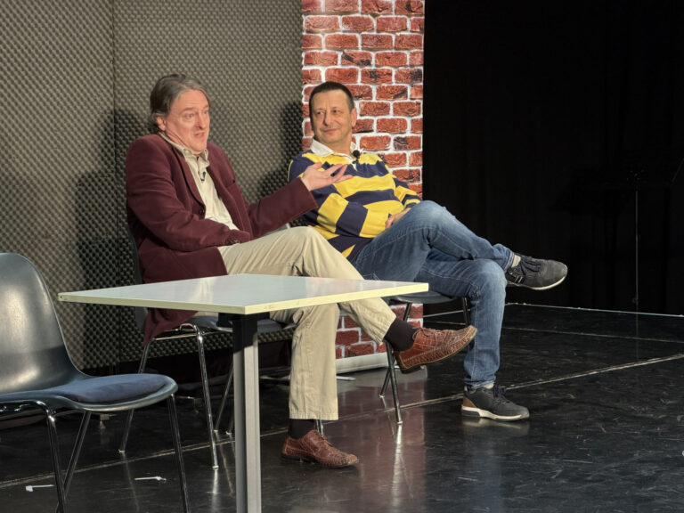 Telt házas sikerrel debütált a NEM GYALOG közéleti kabaré