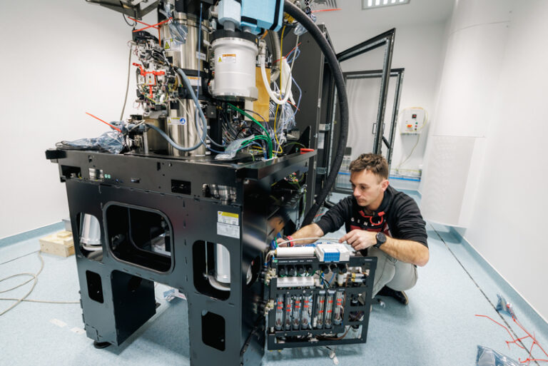 Célegyenesben az SZTE négy és félmilliárdos krio-elektronmikroszkópos fejlesztése