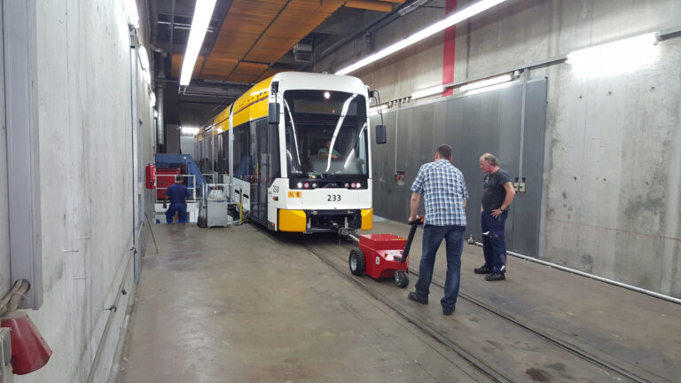 Munkaerőhiány és baleseti kockázat a gyárakban – új korszak jöhet a belső anyagmozgatásban