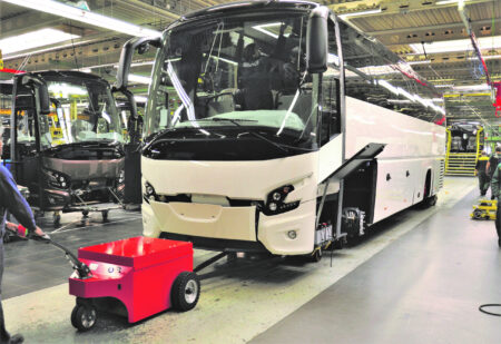 Munkaerőhiány és baleseti kockázat a gyárakban – új korszak jöhet a belső anyagmozgatásban