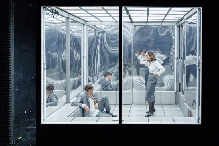 Zenés-fantasztikus szatíra az egyre közelebbinek tűnő jövőről