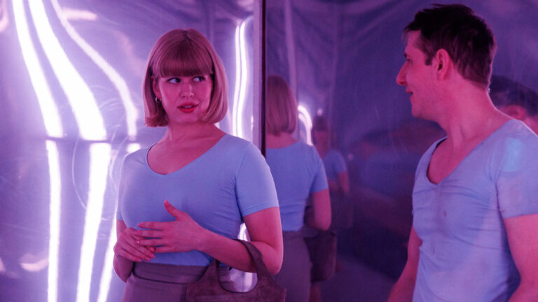 Zenés-fantasztikus szatíra az egyre közelebbinek tűnő jövőről