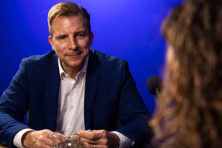 AI-korszak ide vagy oda: az üzlet még mindig ember és ember között köttetik