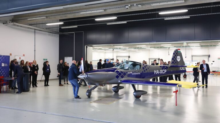 Átadták az egyetem első, magyar fejlesztésű Magnus Fusion 212 repülőgépét