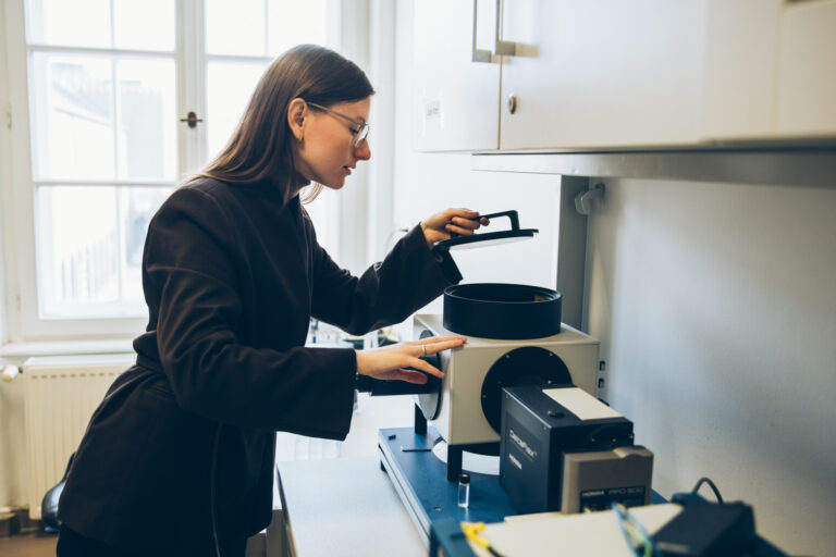 Fényvillanással méri a láthatatlant a szegedi egyetem hallgatója
