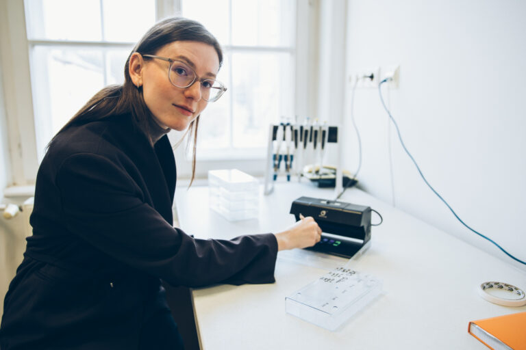 Fényvillanással méri a láthatatlant a szegedi egyetem hallgatója