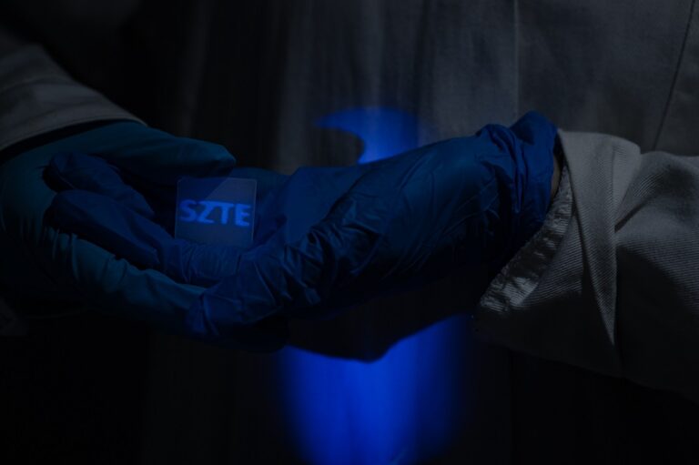 Fényvillanással méri a láthatatlant a szegedi egyetem hallgatója