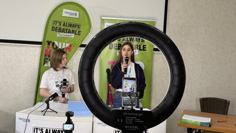 Fiatalok a civilizált párbeszédért: 2026. április 17-én érkezik az It’s Always Debatable vitaverseny