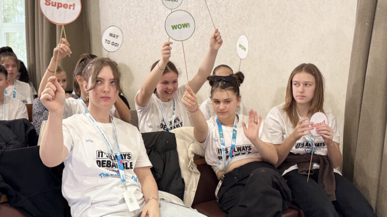 Fiatalok a civilizált párbeszédért: 2026. április 17-én érkezik az It’s Always Debatable vitaverseny