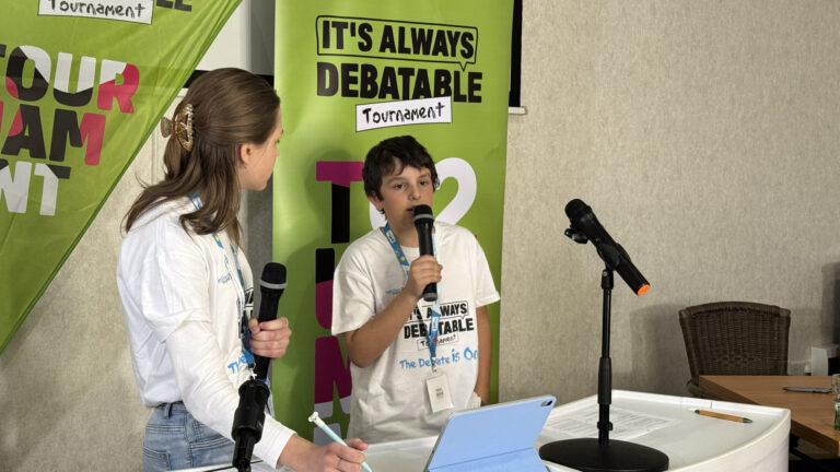 Fiatalok a civilizált párbeszédért: 2026. április 17-én érkezik az It’s Always Debatable vitaverseny