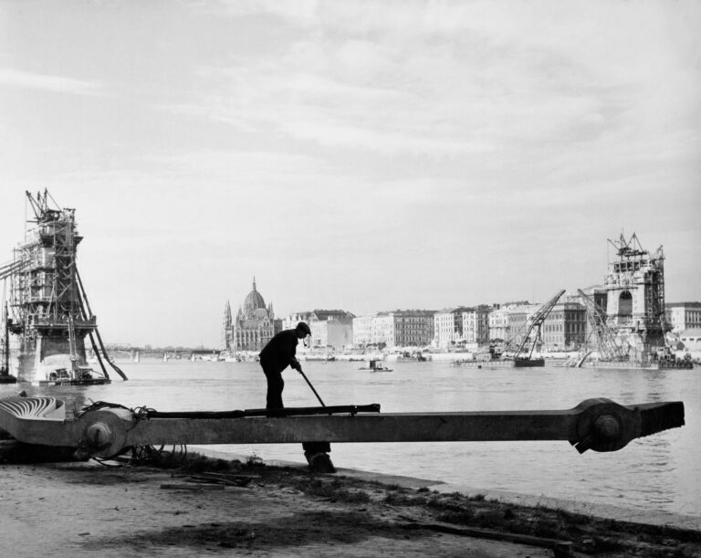 Új kiállítás Robert Capa eddig nem látott, Magyarországon készült fotóiból a Capa Központban