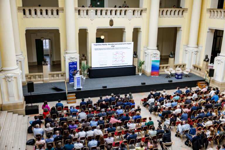 „A gépek végre megtanulnak látni, nem csak nézni.” – Elképesztő jövőképpel indult az AI Symposium 2026