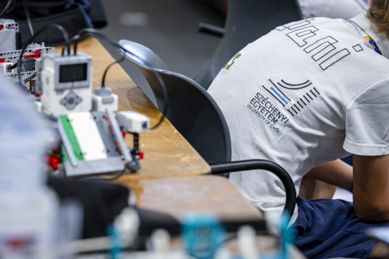 A Széchenyi István Egyetem adott otthont a World Robot Olympiad magyarországi döntőjének