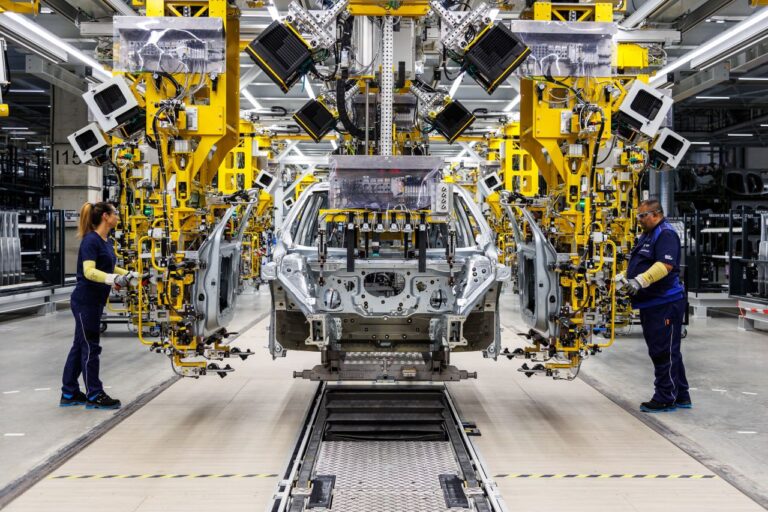 A BMW Group Gyár Debrecen 24 órás működéssel gyorsítja fel a BMW iX3 sorozatgyártását az erős vásárlói keresletre reagálva