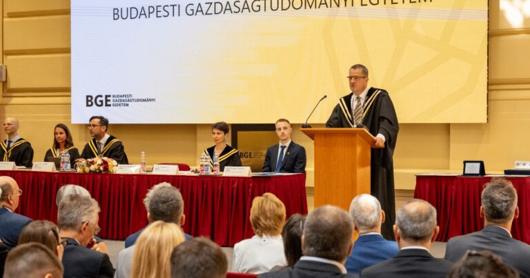Kapitány István gazdasági és energetikai miniszter részvételével nyitotta meg új tanévét a BGE