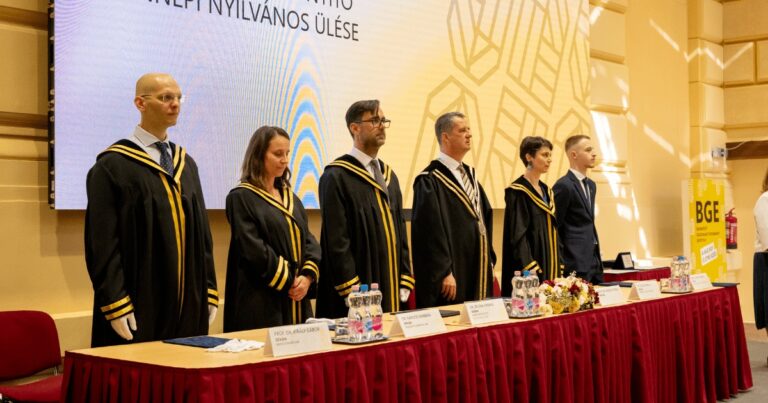 Kapitány István gazdasági és energetikai miniszter részvételével nyitotta meg új tanévét a BGE