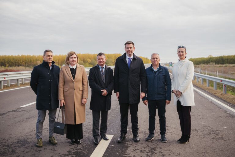 Átadták az M49-es első szakaszát, 2029-re az országhatárig érhet a gyorsforgalmi út