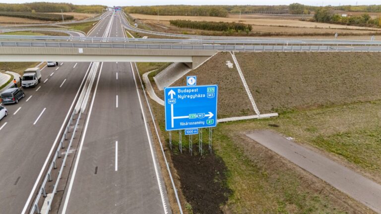 Átadták az M49-es első szakaszát, 2029-re az országhatárig érhet a gyorsforgalmi út
