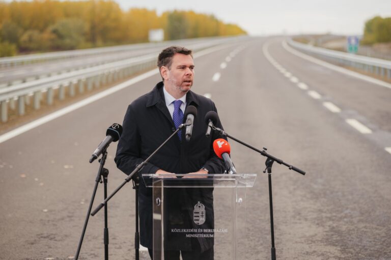 Átadták az M49-es első szakaszát, 2029-re az országhatárig érhet a gyorsforgalmi út